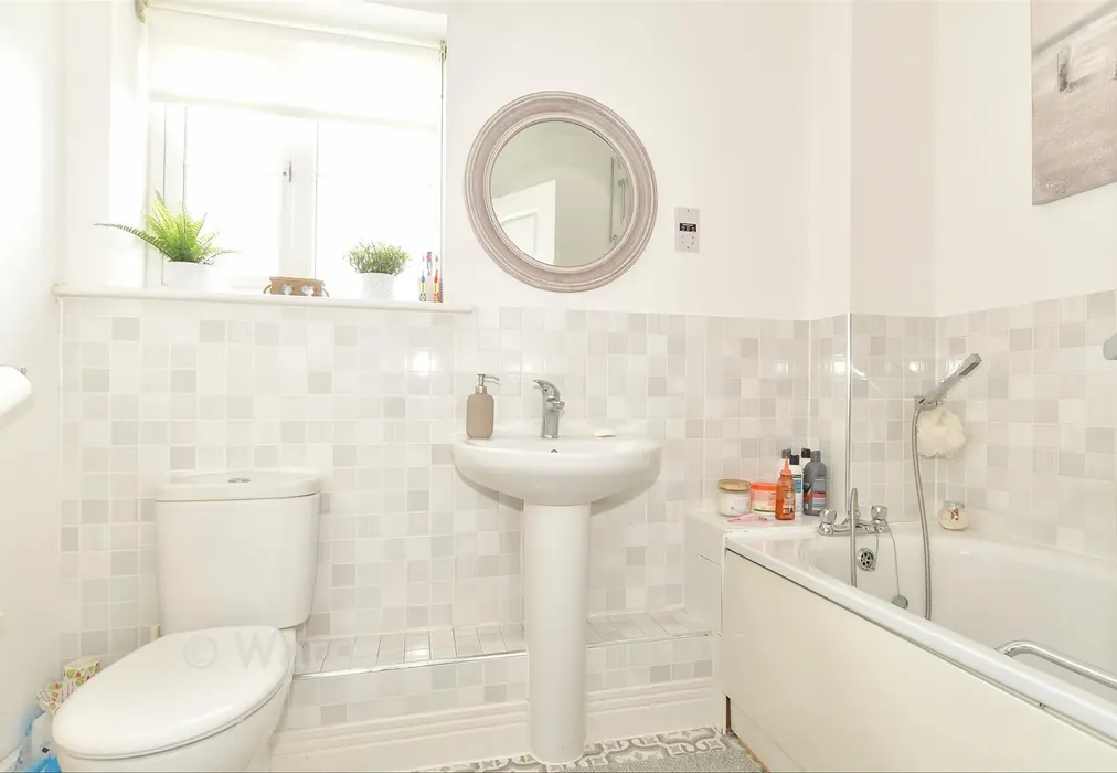 Bathroom - Baryntyne Crescent, Rochester, Kent - Wards of Kent