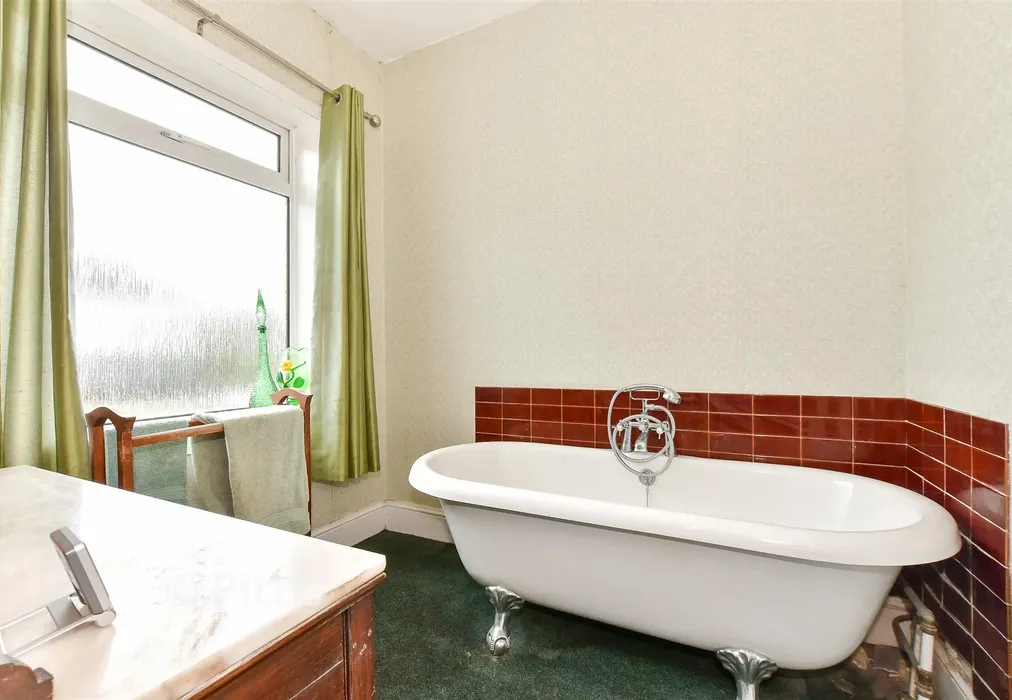 Bathroom - Monkton Street, Ryde, Isle of Wight - Wards of Kent