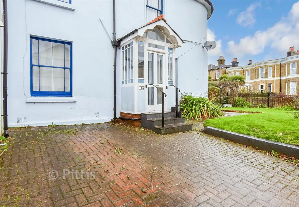 Driveway/Parking - Monkton Street, Ryde, Isle of Wight - Wards of Kent