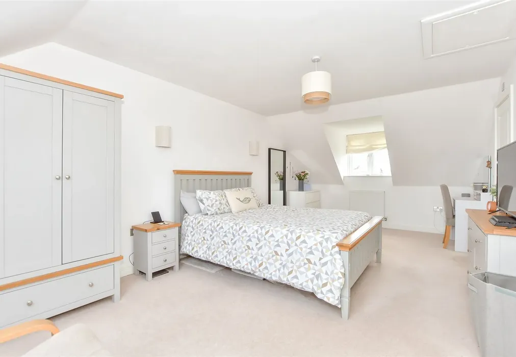 Bedroom 1 - Brushwood Grove, Emsworth, Hampshire - Wards of Kent