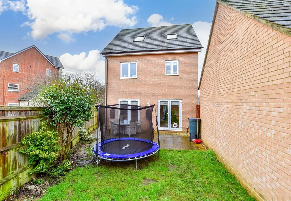 Rear Garden - Brushwood Grove, Emsworth, Hampshire - Wards of Kent