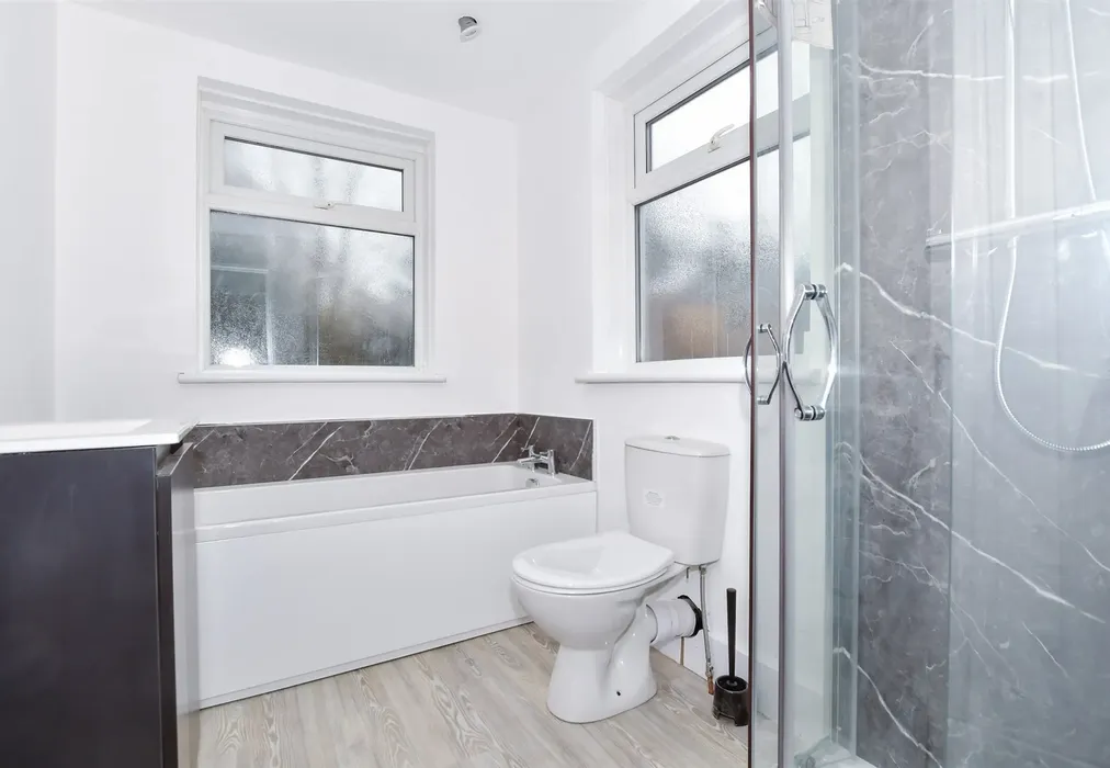 Bathroom - Loose Road, Maidstone, Kent - Wards of Kent