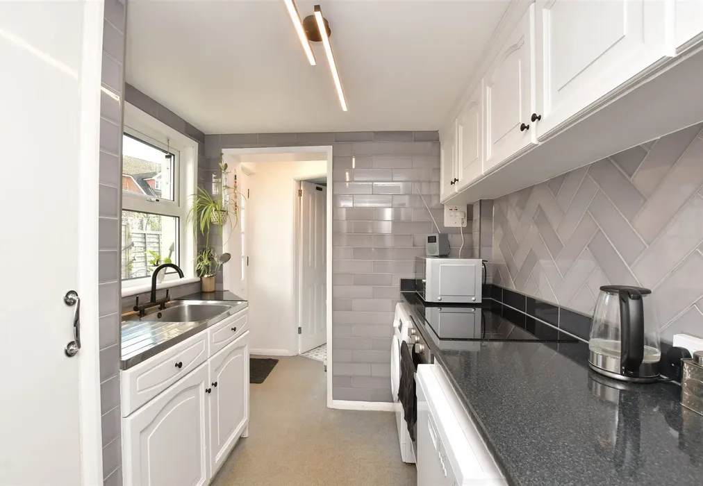 Kitchen - Leslie Road, Dorking, Surrey - Wards of Kent