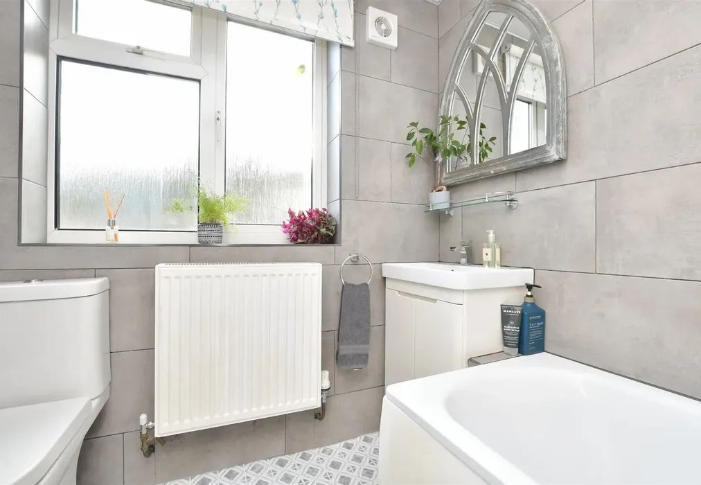 Bathroom - Leslie Road, Dorking, Surrey - Wards of Kent