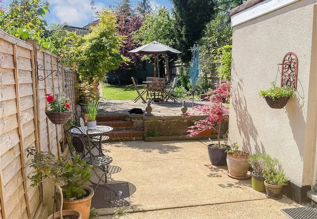 Patio - Leslie Road, Dorking, Surrey - Wards of Kent