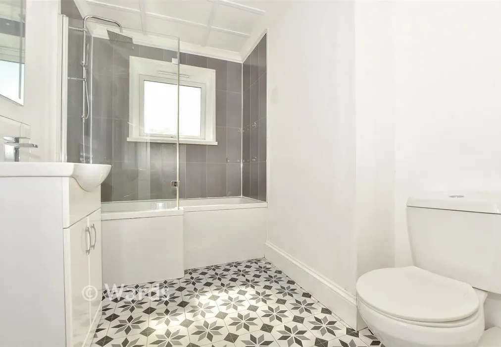 Bathroom - St. Radigund's Road, Dover, Kent - Wards of Kent