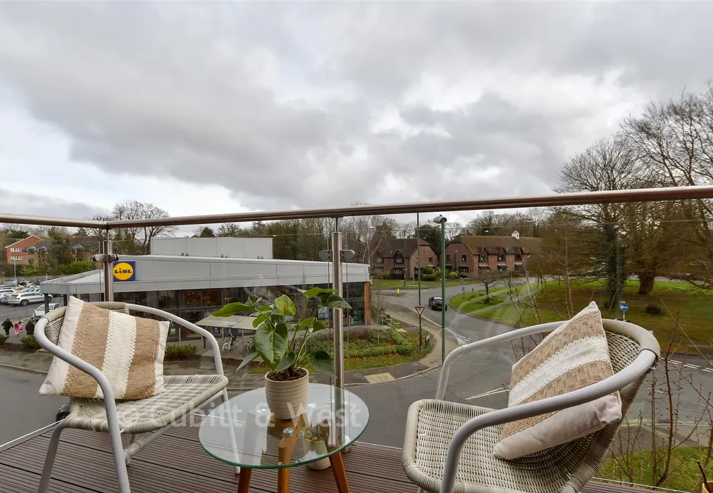 Balcony - North Street, Horsham, West Sussex - Wards of Kent