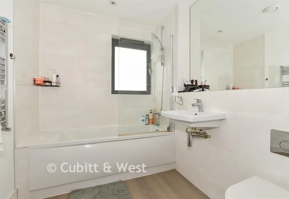 Bathroom - North Street, Horsham, West Sussex - Wards of Kent