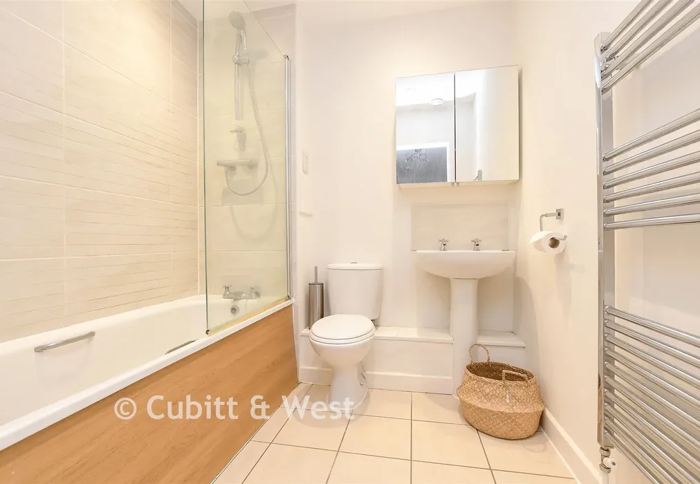 Bathroom - Warren Road, Reigate, Surrey - Wards of Kent