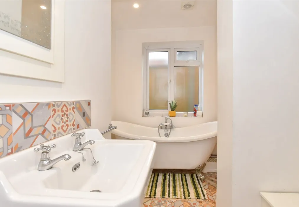 Bathroom - Grove Road, Wickhambreaux, Canterbury, Kent - Wards of Kent