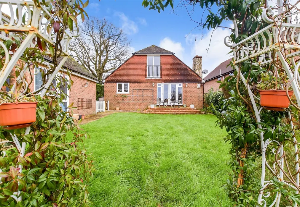 External Lifestyle Photograph - Billingshurst Road, Ashington, West Sussex - Wards of Kent