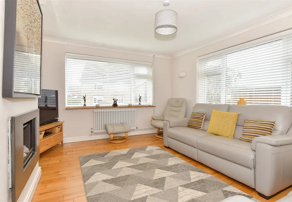 Lounge - The Street, Oare, Faversham, Kent - Wards of Kent