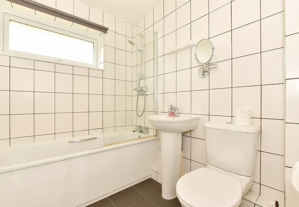 En-Suite Bathroom - Steephill Road, Ventnor, Isle of Wight - Wards of Kent