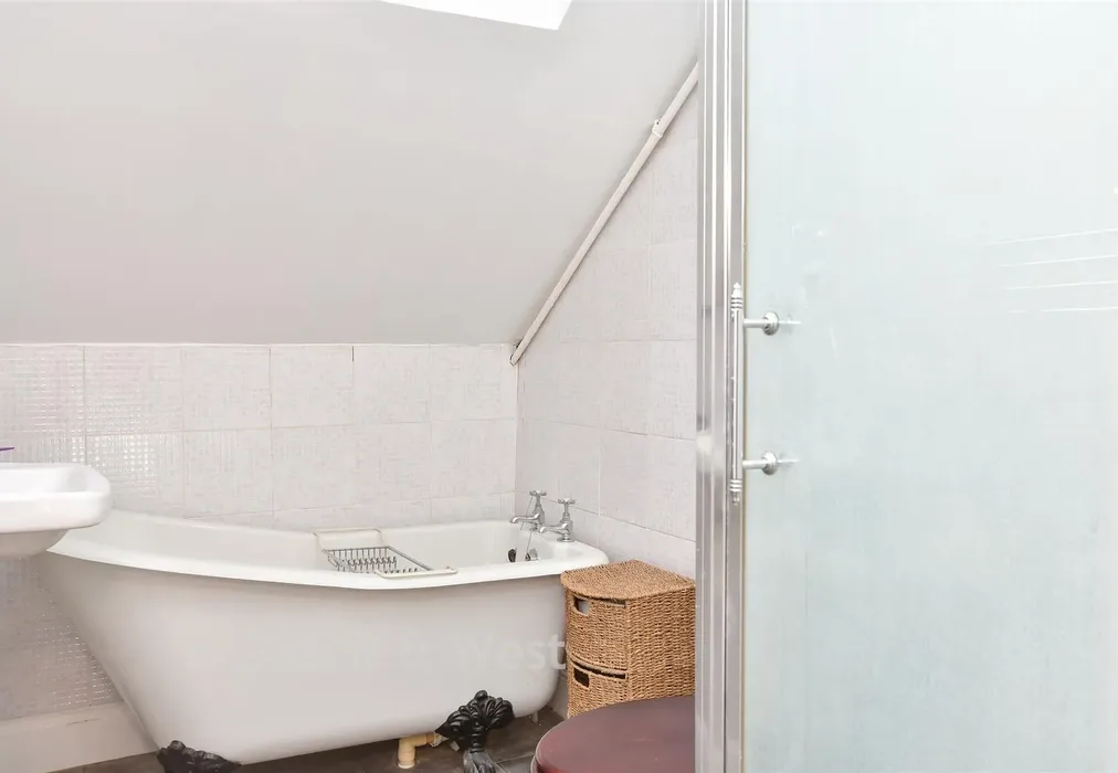 Bathroom - Preston Road, Brighton, East Sussex - Wards of Kent