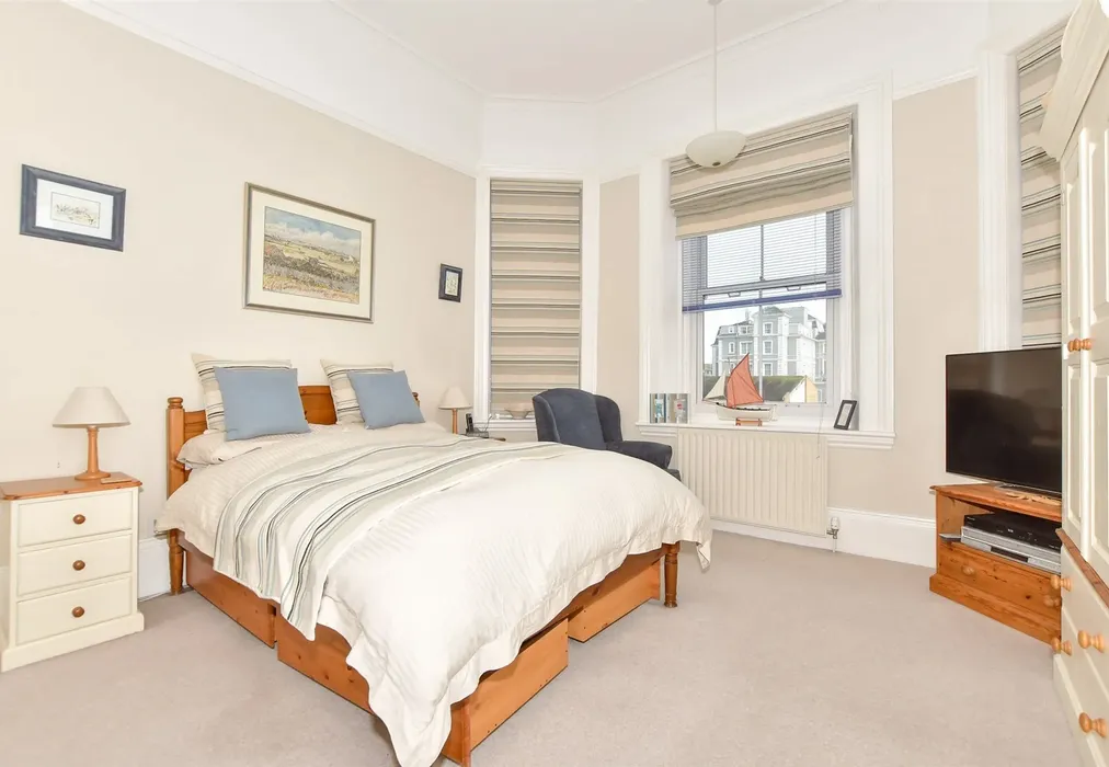 Bedroom 1 - Marine Parade, Hythe, Kent - Wards of Kent