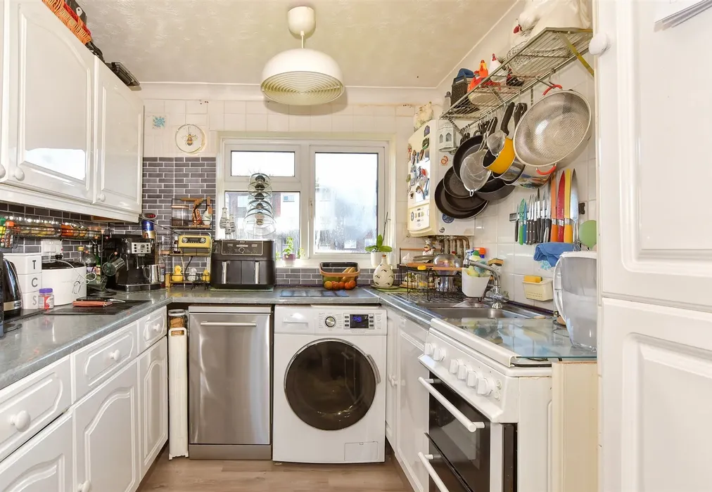 Kitchen - Sunderland Close, Rochester, Kent - Wards of Kent