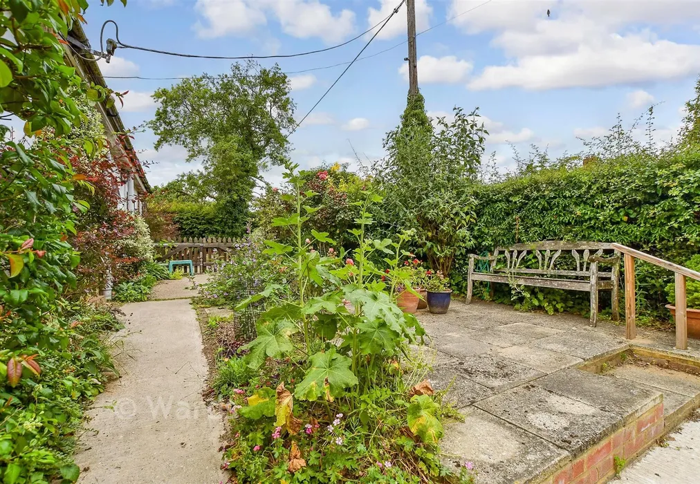 Front Garden - The Green, Woodchurch, Ashford, Kent - Wards of Kent