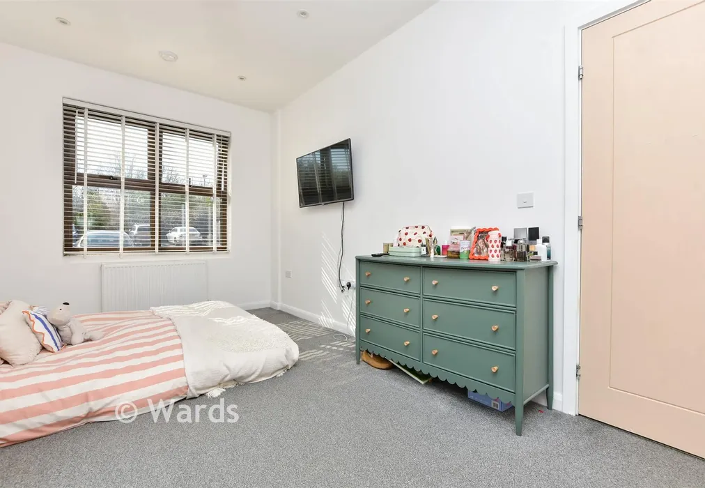 Bedroom 1 - Wraik Hill, Whitstable, Kent - Wards of Kent