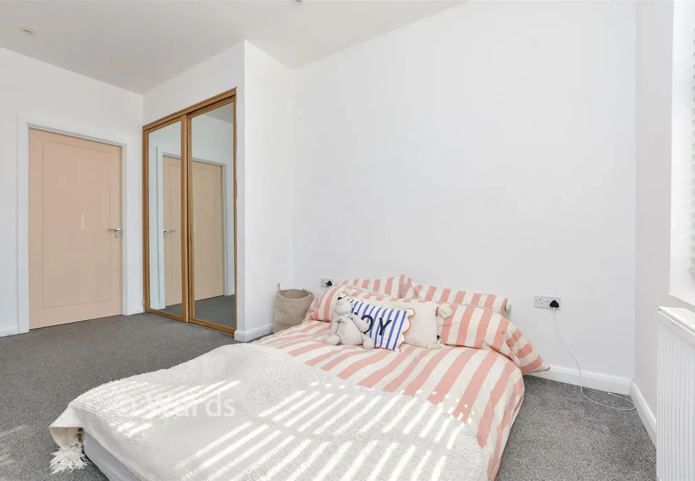 Bedroom 1 - Wraik Hill, Whitstable, Kent - Wards of Kent