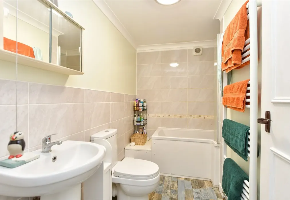 Bathroom - Horselees Road, Boughton-Under-Blean, Faversham, Kent - Wards of Kent