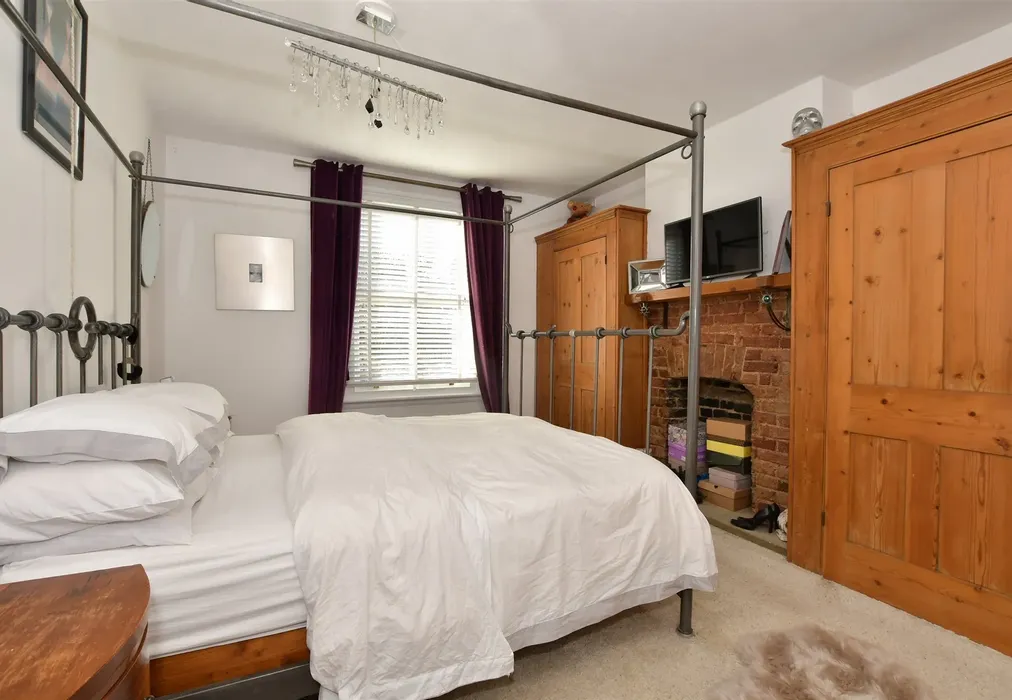 Bedroom 1 - Honey Lane, Waltham Abbey, Essex - Wards of Kent