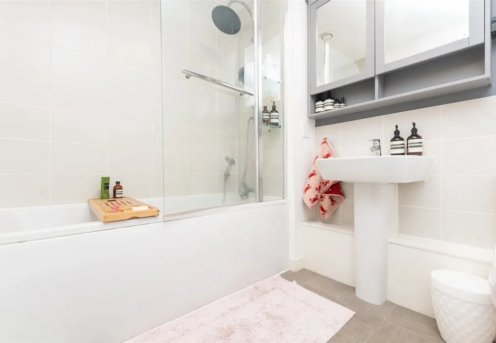 Bathroom - Temple Hill, Dartford, Kent - Wards of Kent