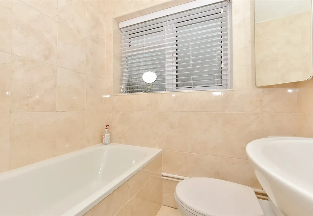 Bathroom - School Road, Hothfield, Ashford, Kent - Wards of Kent