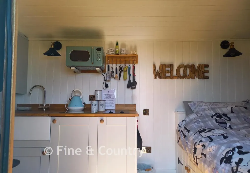 Shepherds Hut - Harbors Lake Lane, Newchurch, Sandown, Isle of Wight - Wards of Kent