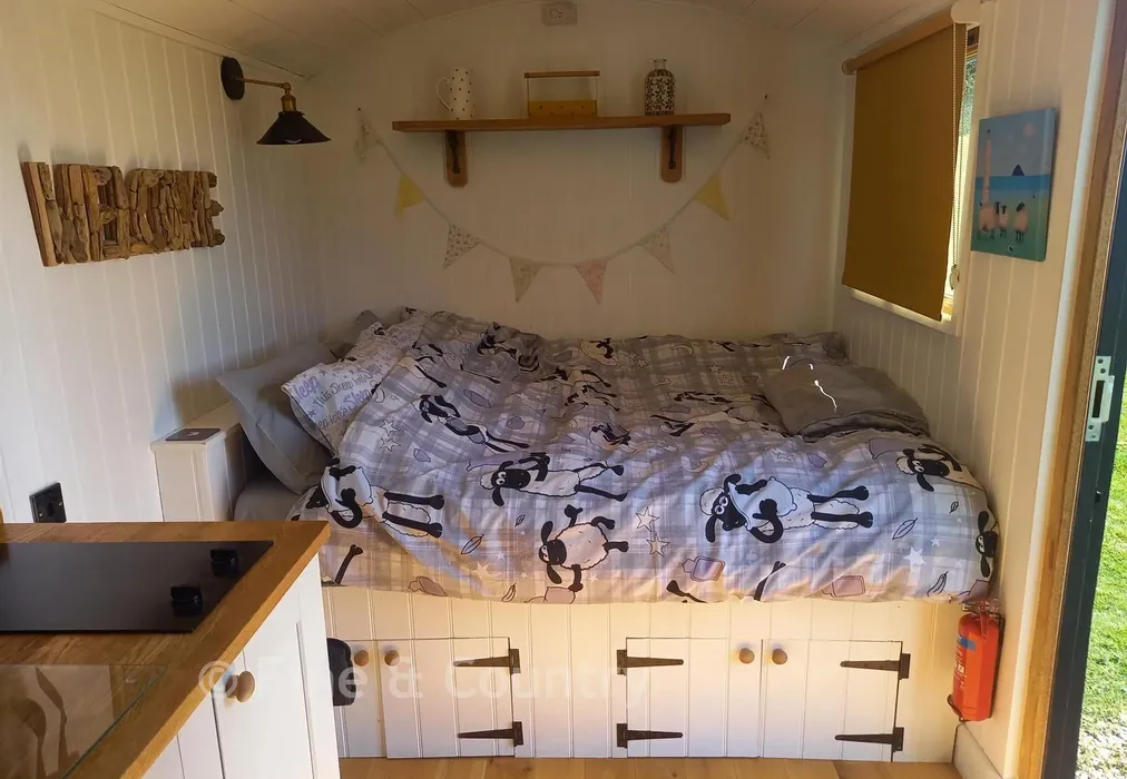 Shepherds Hut - Harbors Lake Lane, Newchurch, Sandown, Isle of Wight - Wards of Kent