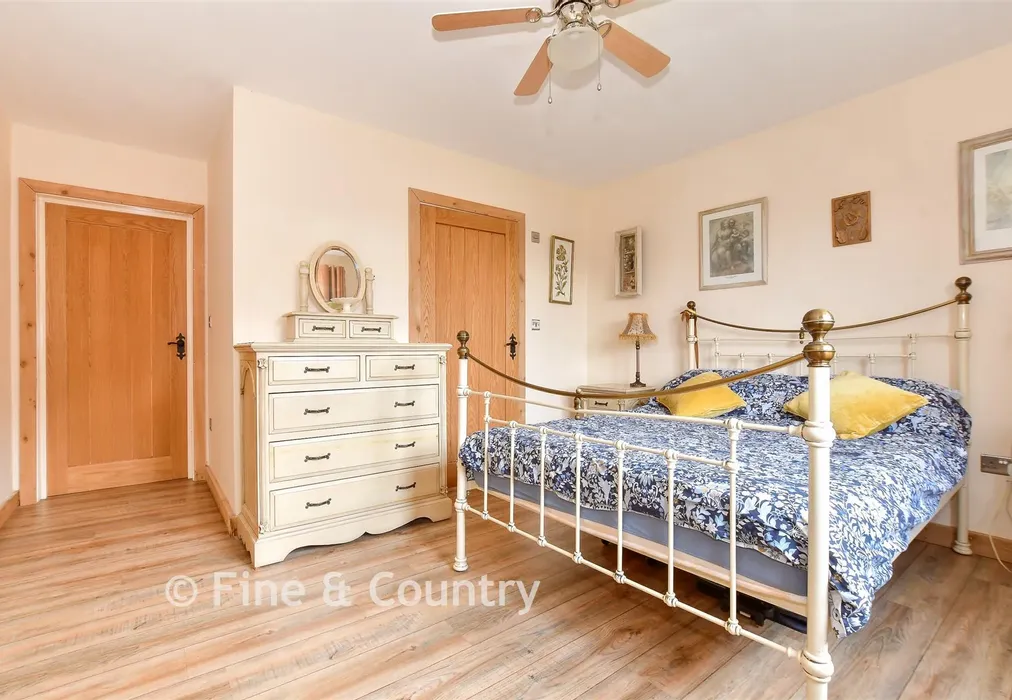Annex Bedroom 1 - Harbors Lake Lane, Newchurch, Sandown, Isle of Wight - Wards of Kent