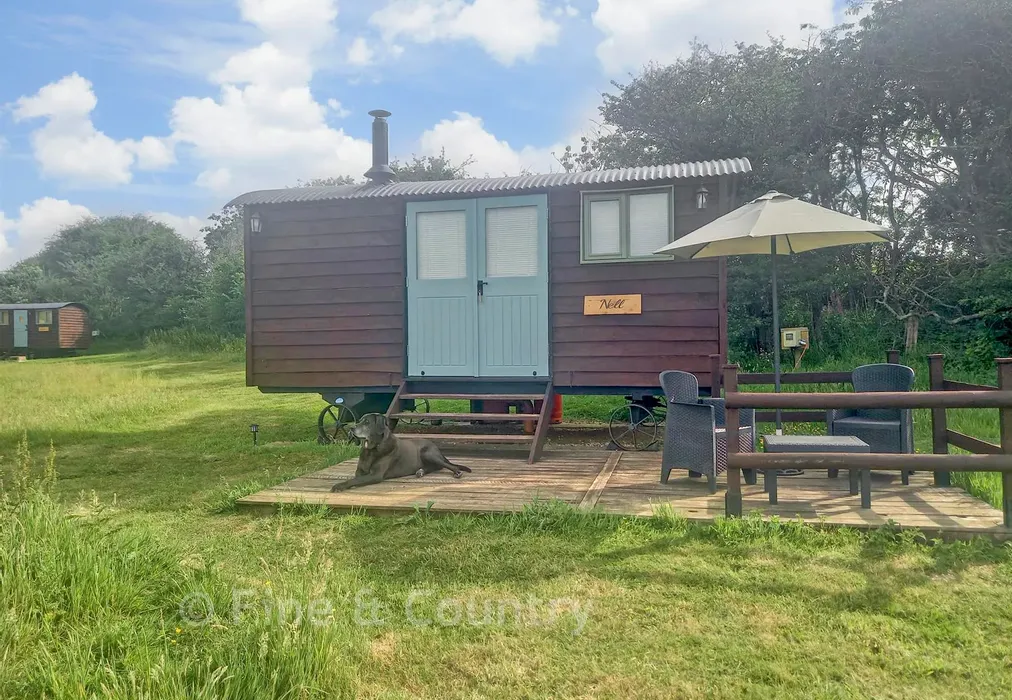 Shepherds Hut - Harbors Lake Lane, Newchurch, Sandown, Isle of Wight - Wards of Kent