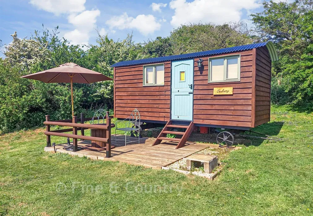 Shepherds Hut - Harbors Lake Lane, Newchurch, Sandown, Isle of Wight - Wards of Kent