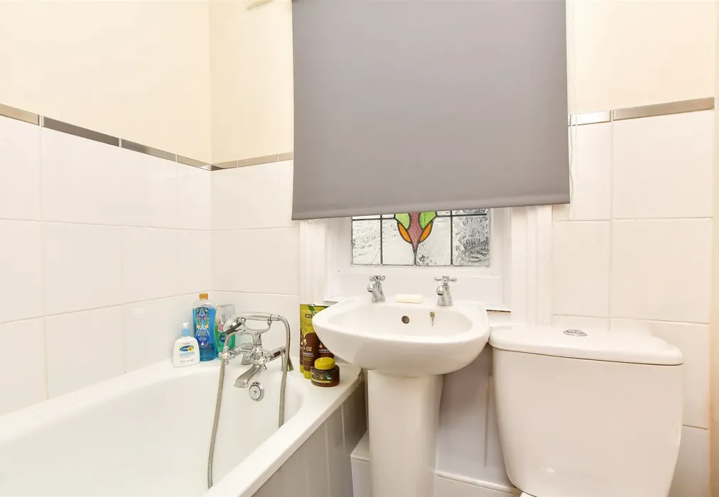 Bathroom - Crosley Road, Gillingham, Kent - Wards of Kent