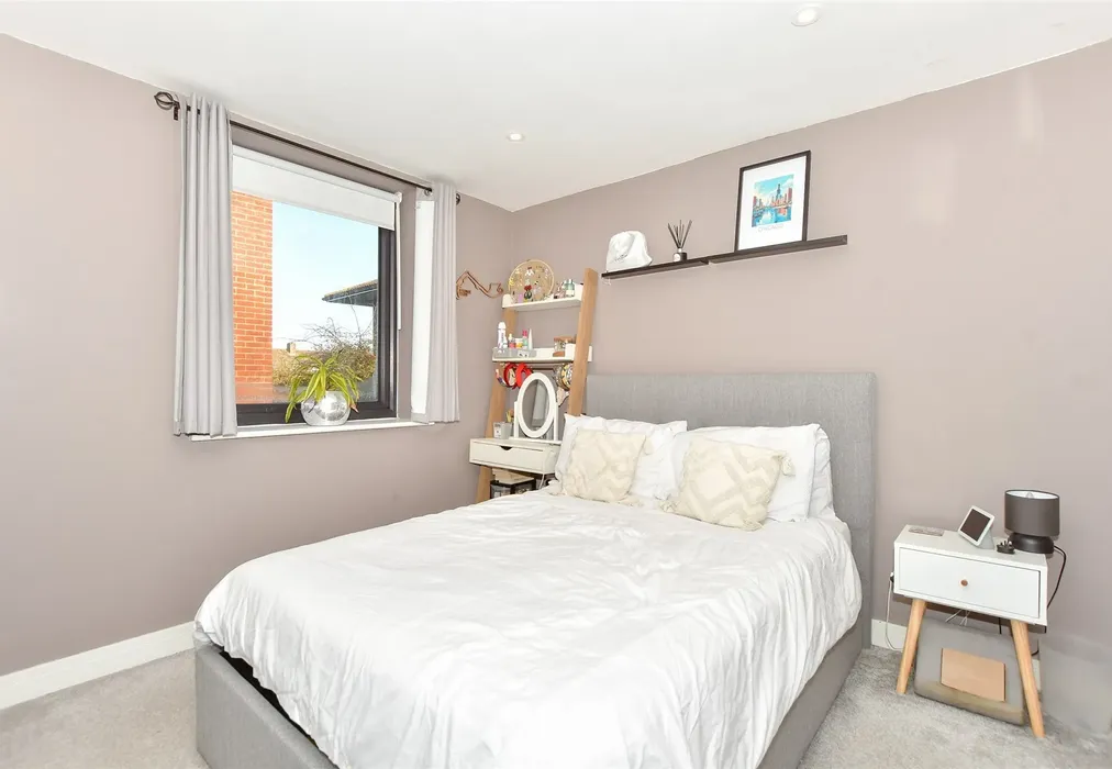 Bedroom - Leigh Road, Havant, Hampshire - Wards of Kent