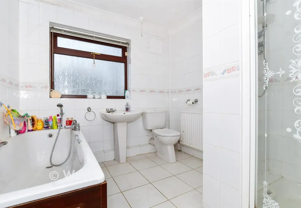 Bathroom - Fairbourne Lane, Harrietsham, Maidstone, Kent - Wards of Kent