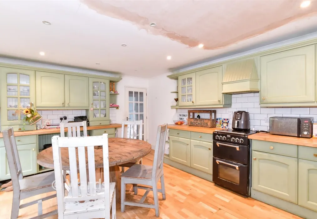 Kitchen/Breakfast Room - Fairbourne Lane, Harrietsham, Maidstone, Kent - Wards of Kent