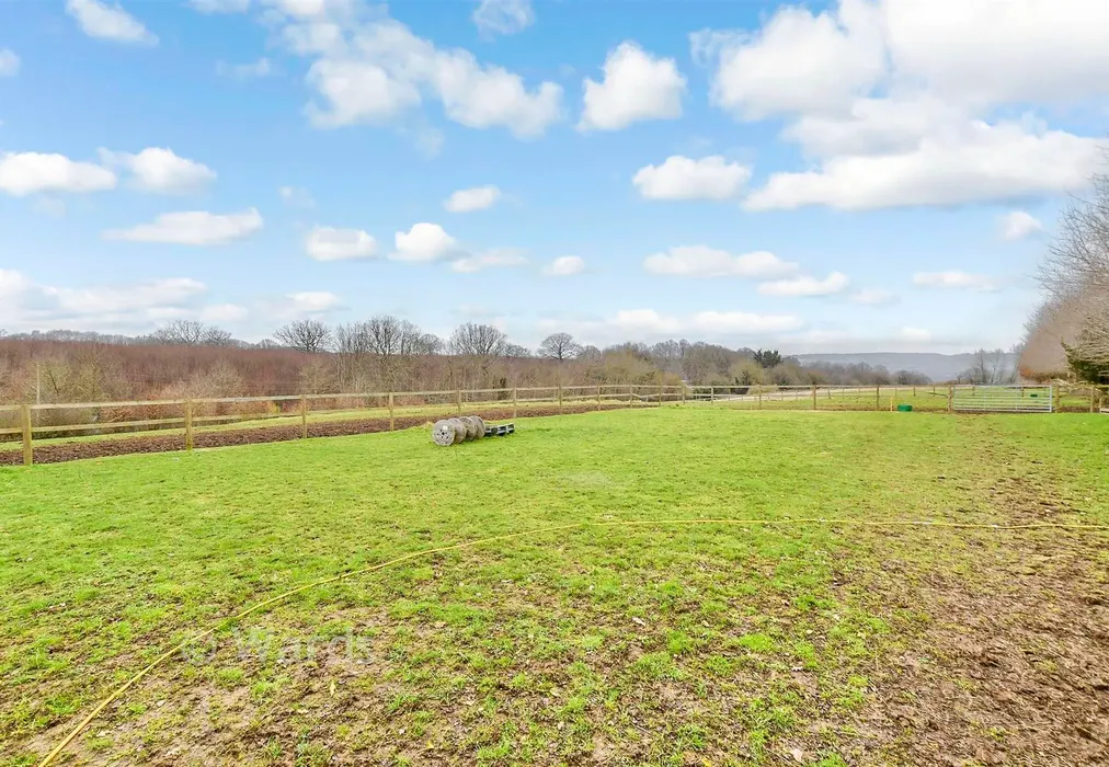 Rear Garden - Fairbourne Lane, Harrietsham, Maidstone, Kent - Wards of Kent