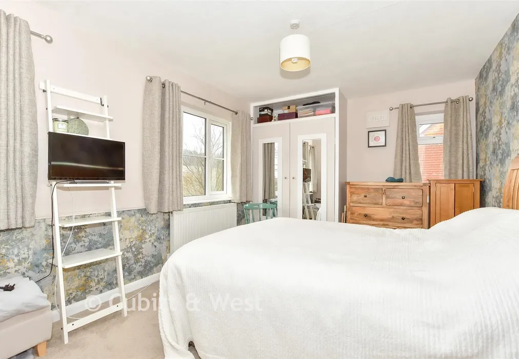 Bedroom 1 - Houghton Lane, Bury, Pulborough, West Sussex - Wards of Kent