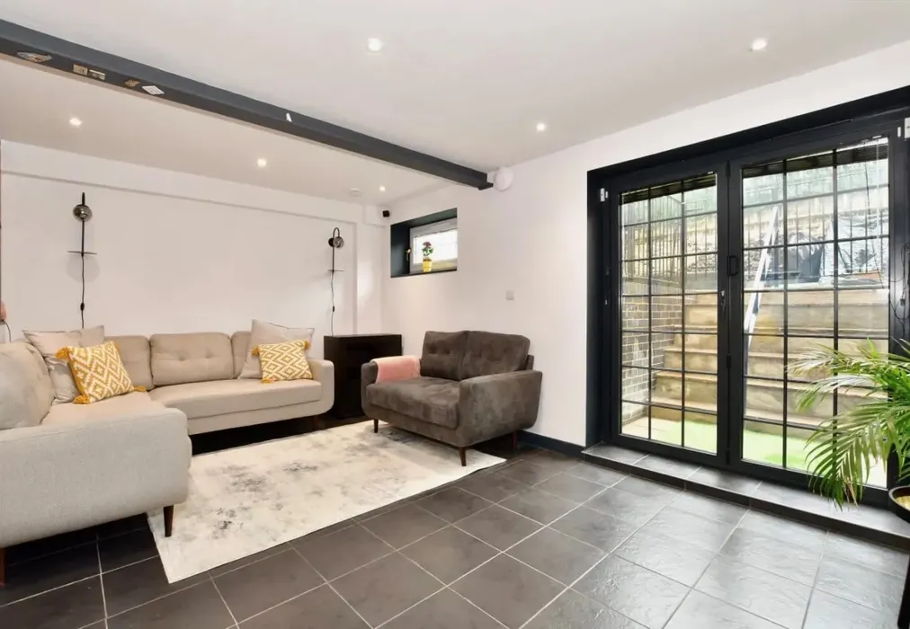 Lounge 2 - Caroline Square, Margate, Kent - Wards of Kent