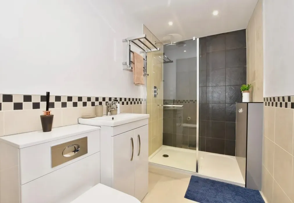 Bathroom 2 - Caroline Square, Margate, Kent - Wards of Kent