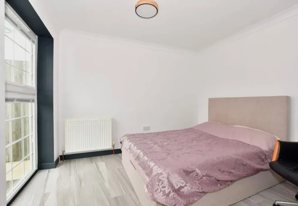 Bedroom 1 - Caroline Square, Margate, Kent - Wards of Kent