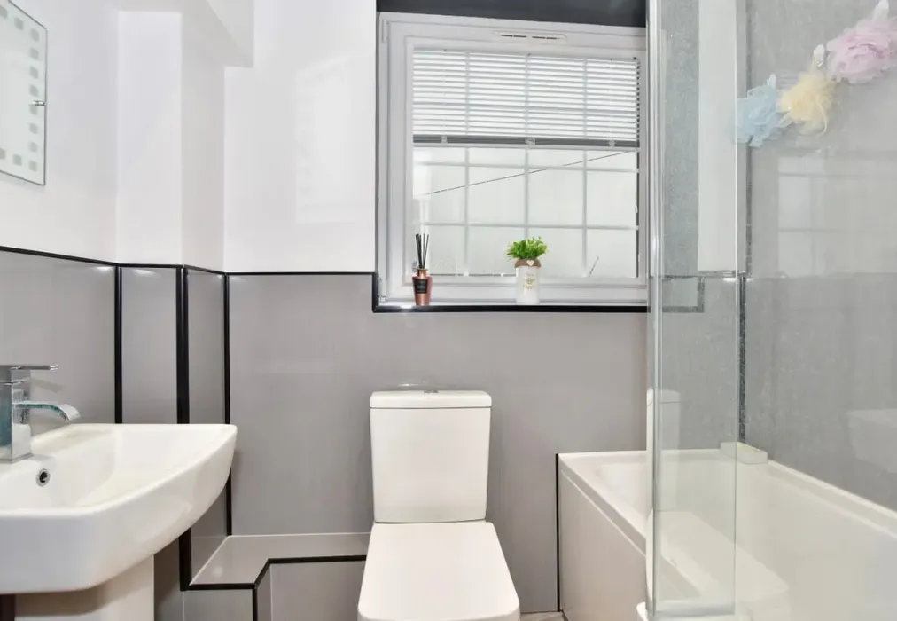 Bathroom - Caroline Square, Margate, Kent - Wards of Kent