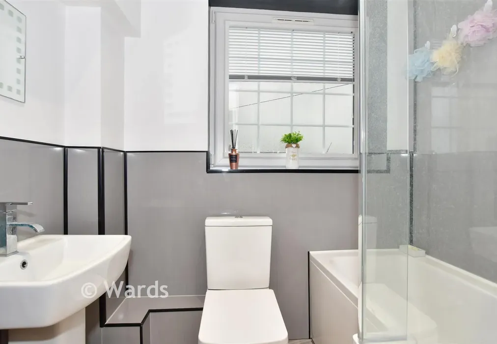 Bathroom - Caroline Square, Margate, Kent - Wards of Kent