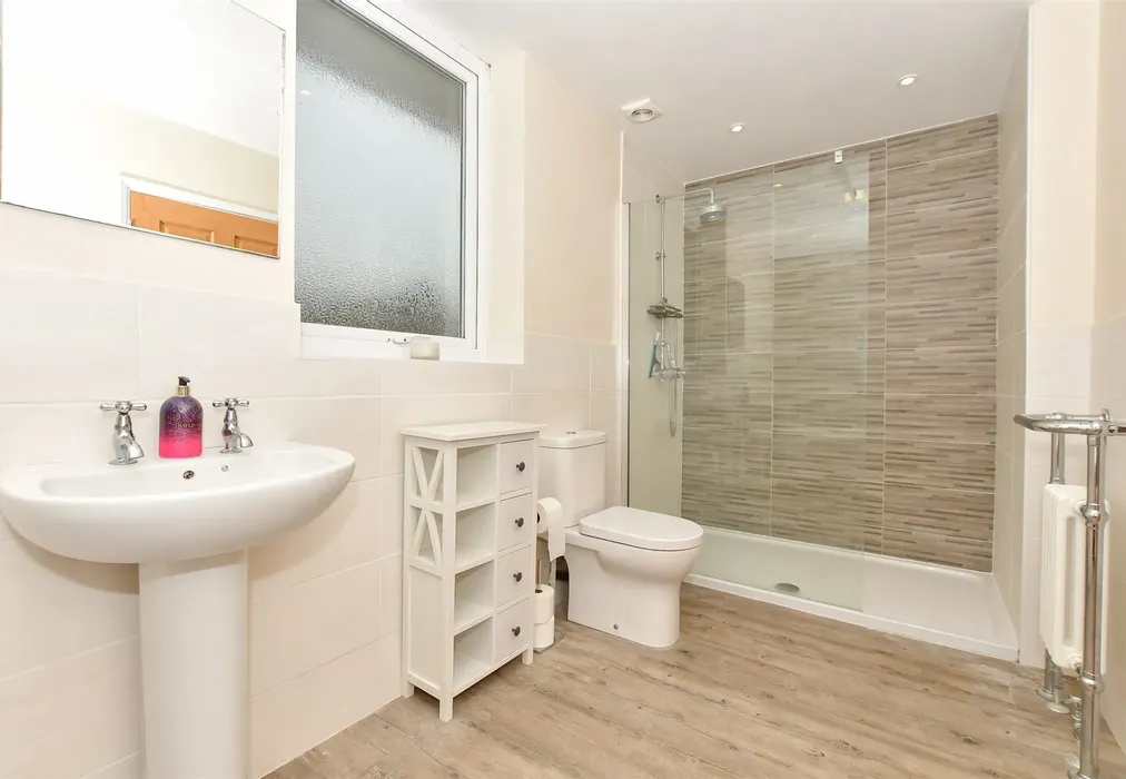En-Suite Bathroom - Granville Road, St. Margaret's Bay, Dover, Kent - Wards of Kent
