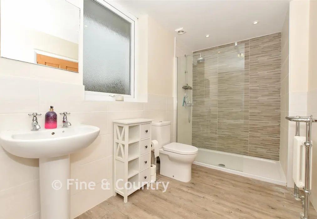 En-Suite Bathroom - Granville Road, St. Margaret's Bay, Dover, Kent - Wards of Kent