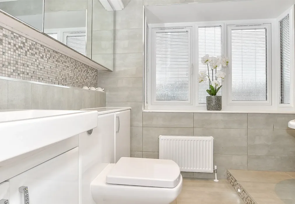 Bathroom - Maidstone Road, Staplehurst, Kent - Wards of Kent