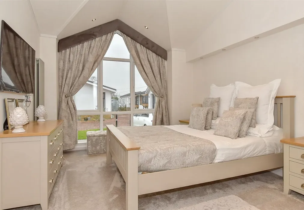 Bedroom 1 - Maidstone Road, Staplehurst, Kent - Wards of Kent