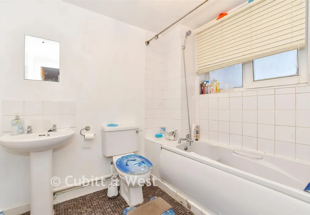 Bathroom - Nancy Road, Portsmouth, Hampshire - Wards of Kent