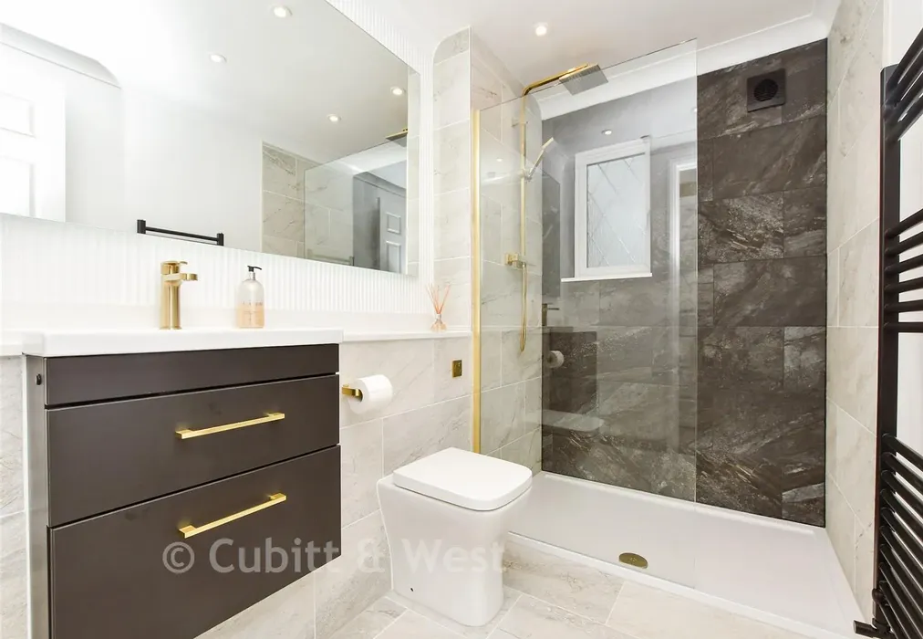 En-Suite - Harrowlands Park, Dorking, Surrey - Wards of Kent