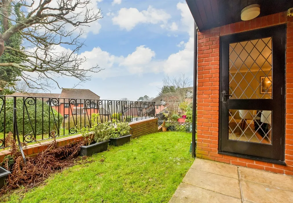 Rear Garden - Harrowlands Park, Dorking, Surrey - Wards of Kent